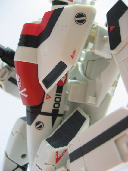 Yamato 1/60 VF-1S Valkyrie Hikaru Ichijo DYRL gaping space in the chest area