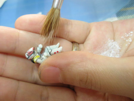 How to make miniature figures using polymer clay mold : brushing with powder