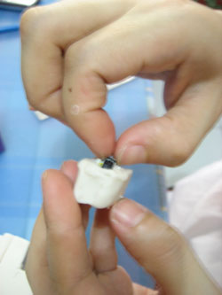 How to make miniature figures using polymer clay mold : pulling out the figure