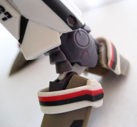 Bandai VF100's VF-25 Messiah Alto Saotome version leg shot