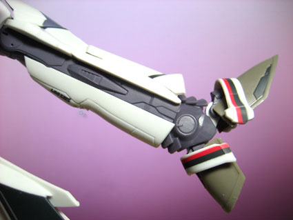 Bandai VF100's VF-25 Messiah Alto Saotome version leg shot