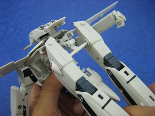 How to Disengage the Hip joint of your 1/60 Yamato VF-1