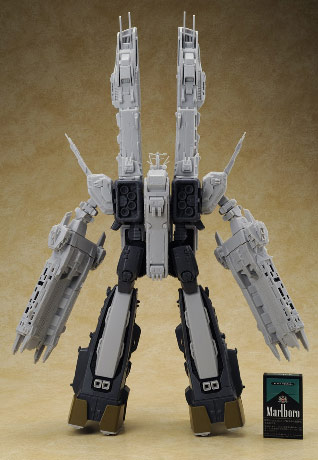 Yamato 1/2000 Macross SDF-1 Prototype HDR version vs cigarette pack