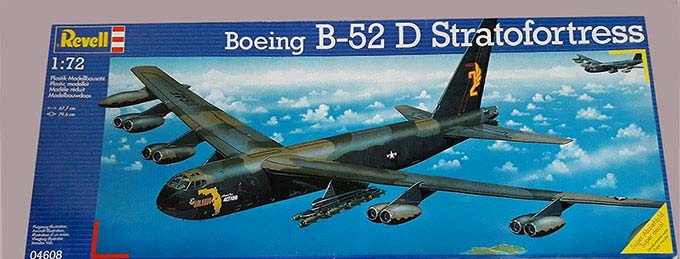Revell 1/72 Boeing B-52D Stratofortress (04608) English Color